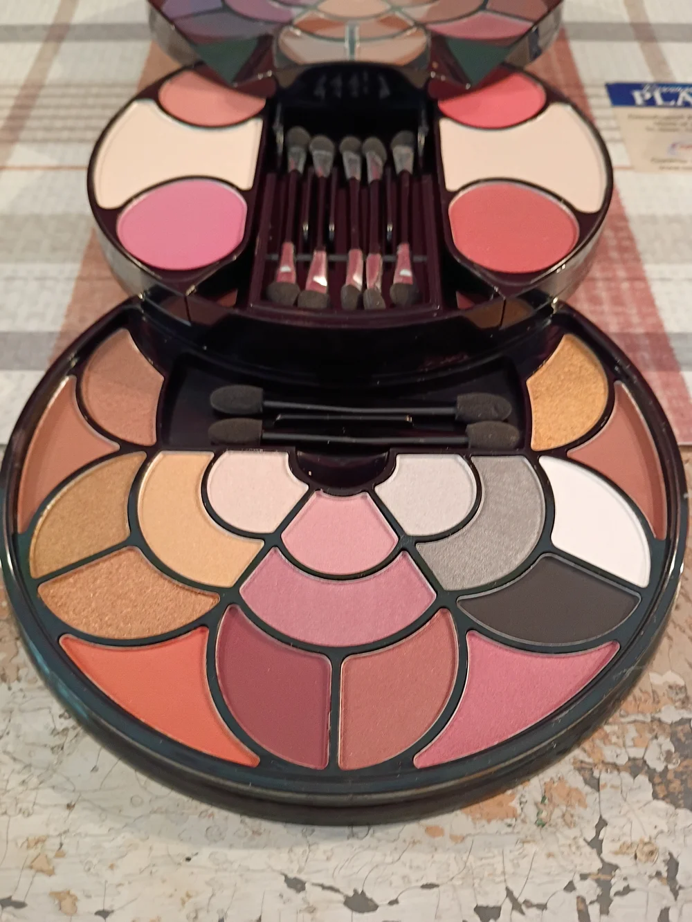 Multi-Layer Eyeshadow & Cheek Palette in Pink and Neutral Tones